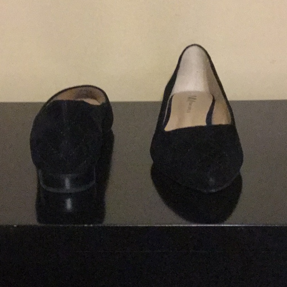 Pointed toe suede shoe.
